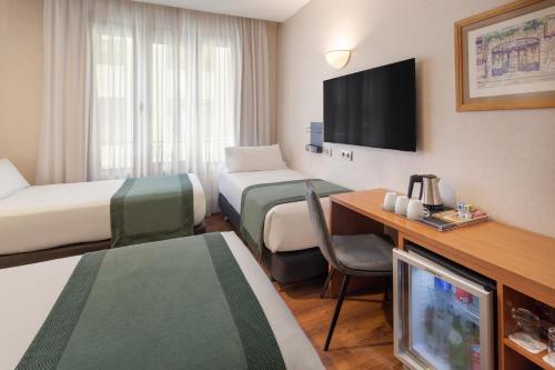 Habitación Triple del hotel Catalonia Excelsior. Foto 2