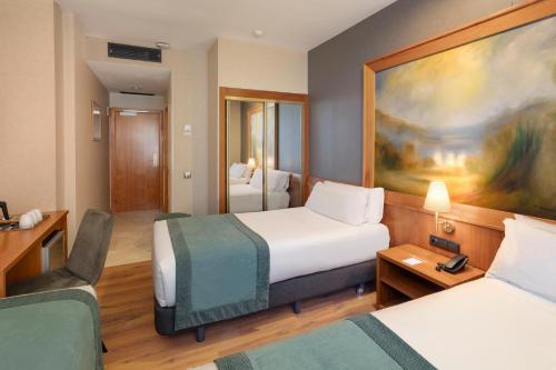 Habitación Triple del hotel Catalonia Excelsior. Foto 3