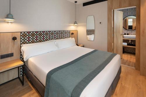 Suite Junior con terraza del hotel Catalonia Excelsior. Foto 4