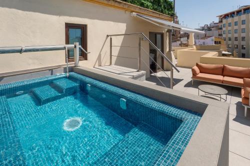 Habitación Doble Superior con terraza y piscina - 1 o 2 camas del hotel Catalonia Excelsior. Foto 1
