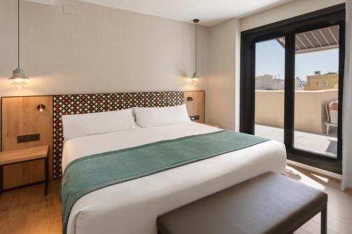 Habitación Doble Superior con terraza y piscina - 1 o 2 camas del hotel Catalonia Excelsior. Foto 3