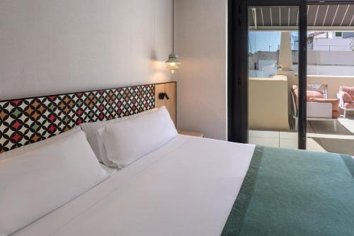 Habitación Doble Superior con terraza y piscina - 1 o 2 camas del hotel Catalonia Excelsior. Foto 5
