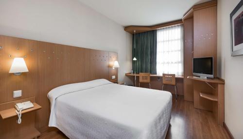 Habitación Doble Estándar con cama supletoria - 1 o 2 camas del hotel NH Valencia Las Ciencias. Foto 6