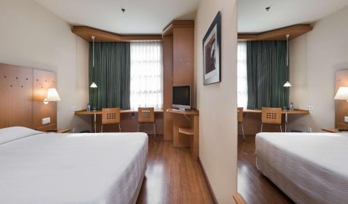 Habitación Doble Estándar con cama supletoria - 1 o 2 camas del hotel NH Valencia Las Ciencias. Foto 7