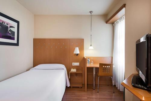 Habitación Individual Estándar del hotel NH Valencia Las Ciencias. Foto 4