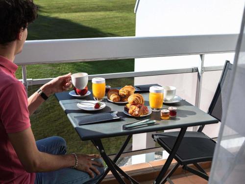 Privilege Double Room with Terrace and Spa Access del hotel Mercure Aix-les-Bains Domaine de Marlioz Hôtel & Spa. Foto 3