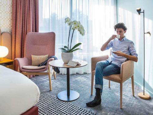 Habitación Doble Clásica con terraza y acceso al spa del hotel Mercure Aix-les-Bains Domaine de Marlioz Hôtel & Spa. Foto 8