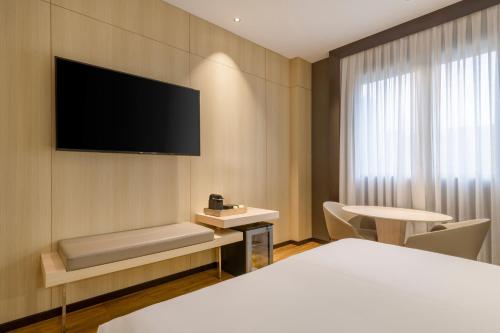 Habitación Estándar Plus con cama extragrande del hotel Ac Valencia By Marriott