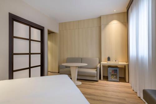 Habitación Familiar con 1 cama extragrande y sofá cama del hotel Ac Valencia By Marriott