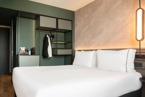 Habitación Executive con sofá cama del hotel Novotel Valencia Lavant - New Opening 2024. Foto 1