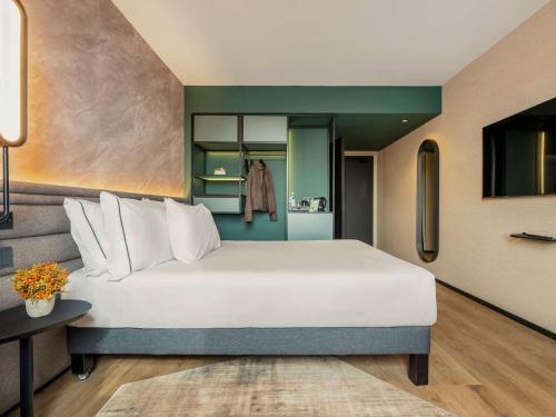 Habitación Superior con sofá cama del hotel Novotel Valencia Lavant - New Opening 2024. Foto 1