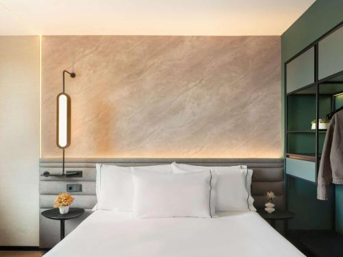 Habitación Executive con sofá cama del hotel Novotel Valencia Lavant - New Opening 2024. Foto 2