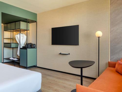 Habitación Executive con sofá cama del hotel Novotel Valencia Lavant - New Opening 2024. Foto 4