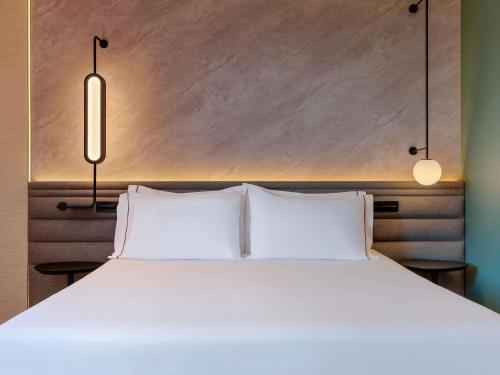 Habitación Executive con sofá cama del hotel Novotel Valencia Lavant - New Opening 2024. Foto 5