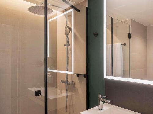 Habitación Executive con sofá cama del hotel Novotel Valencia Lavant - New Opening 2024. Foto 6