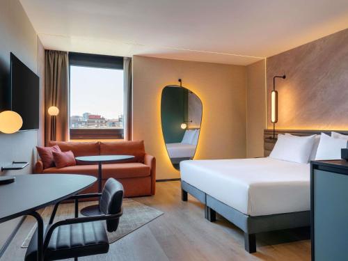 Habitación Superior con sofá cama del hotel Novotel Valencia Lavant - New Opening 2024. Foto 1