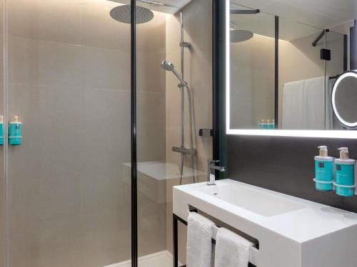 Habitación Superior con sofá cama del hotel Novotel Valencia Lavant - New Opening 2024. Foto 3