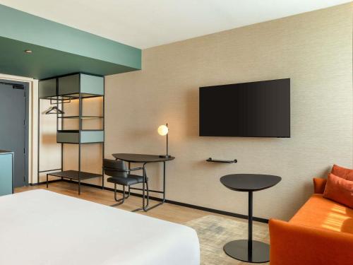 Habitación Superior con sofá cama del hotel Novotel Valencia Lavant - New Opening 2024. Foto 4