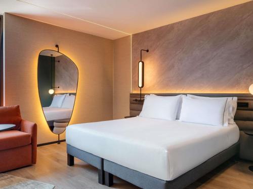 Habitación Superior con sofá cama del hotel Novotel Valencia Lavant - New Opening 2024. Foto 5