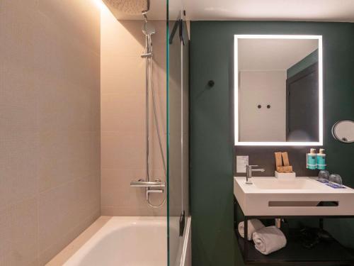 Habitación Superior con sofá cama del hotel Novotel Valencia Lavant - New Opening 2024. Foto 6