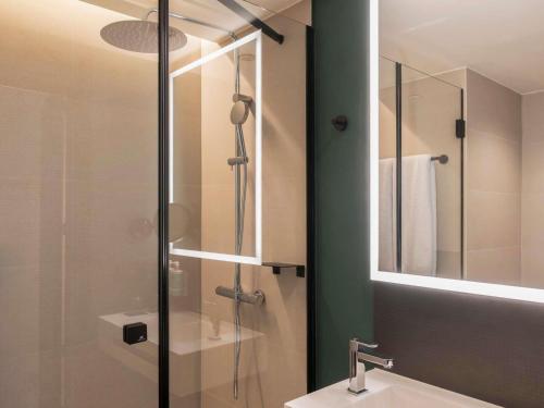 Habitación Executive con sofá cama del hotel Novotel Valencia Lavant - New Opening 2024. Foto 5