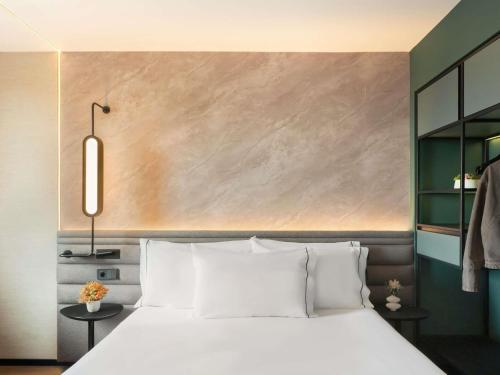 Habitación Executive con sofá cama del hotel Novotel Valencia Lavant - New Opening 2024. Foto 6