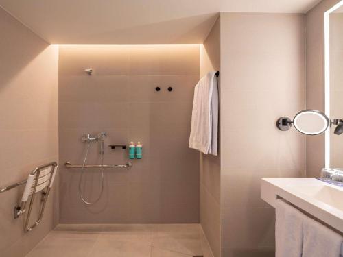 Habitación Superior Adaptada del hotel Novotel Valencia Lavant - New Opening 2024. Foto 11