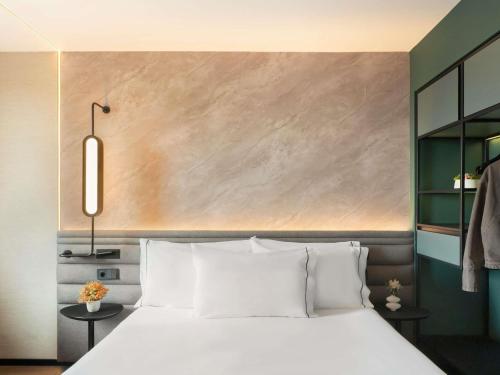 Habitación Superior con sofá cama del hotel Novotel Valencia Lavant - New Opening 2024. Foto 5