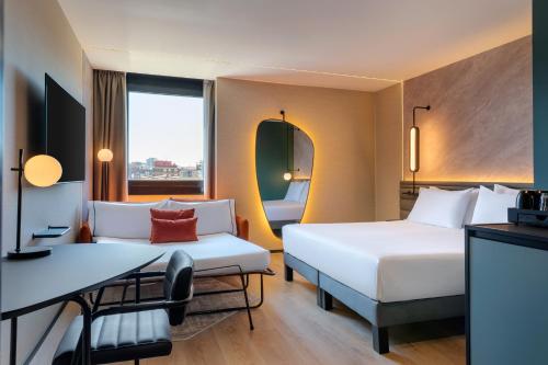 Habitación Superior con sofá cama del hotel Novotel Valencia Lavant - New Opening 2024