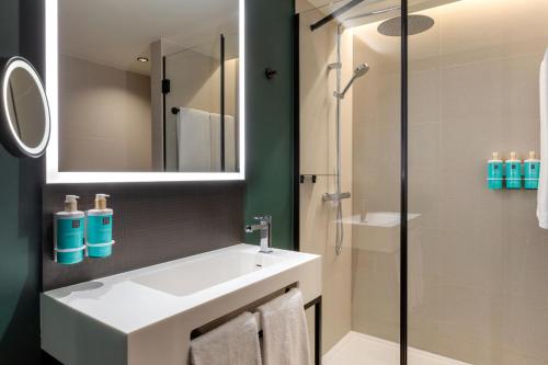 Habitación Superior con sofá cama del hotel Novotel Valencia Lavant - New Opening 2024. Foto 1