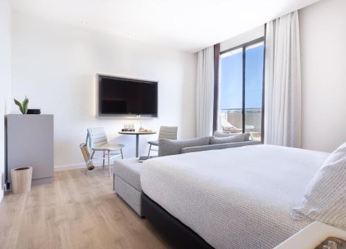 Estudio comunicado con terraza del hotel Innside Valencia Oceanic. Foto 2