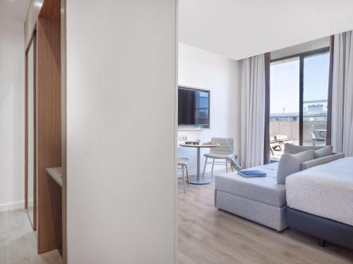 Estudio comunicado con terraza del hotel Innside Valencia Oceanic. Foto 3