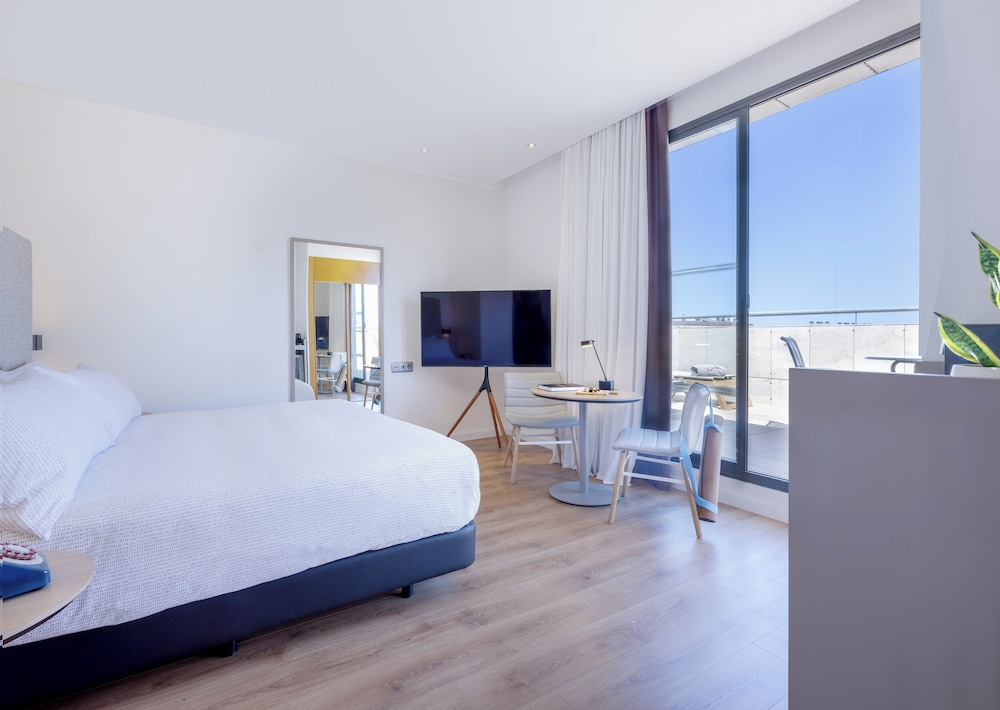 The Studio con Terraza Vista ciudad del hotel Innside Valencia Oceanic