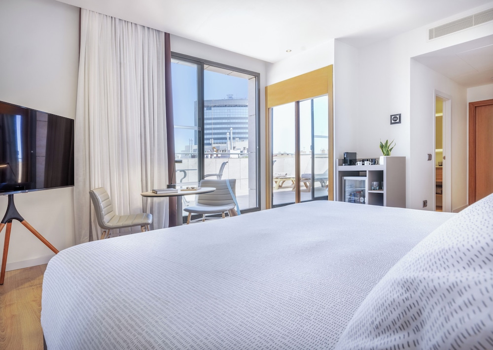 The Studio con Terraza Vista ciudad del hotel Innside Valencia Oceanic. Foto 1