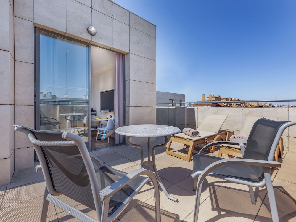 The Studio with Terrace Connected Vista ciudad del hotel Innside Valencia Oceanic. Foto 1