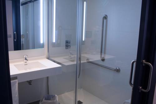 Habitación Doble adaptada para personas de movilidad reducida del hotel Santa Eulalia. Foto 4