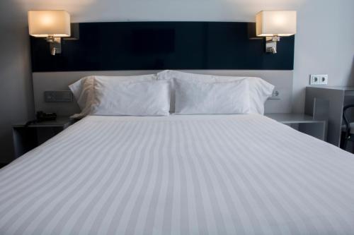 Habitación Doble adaptada para personas de movilidad reducida del hotel Santa Eulalia. Foto 6