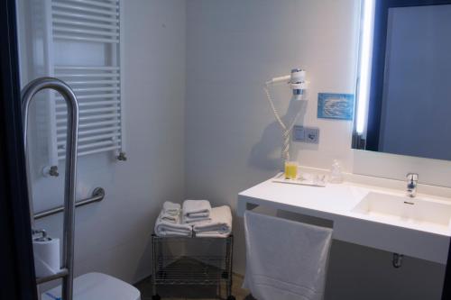Habitación Doble adaptada para personas de movilidad reducida del hotel Santa Eulalia. Foto 7