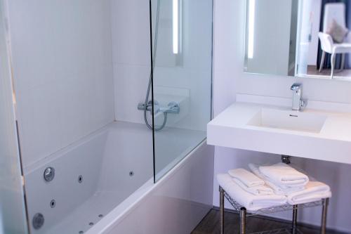 Suite Executive con bañera de hidromasaje del hotel Santa Eulalia. Foto 6