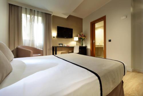 Habitación Doble Económica con aparcamiento del hotel Exe Rey Don Jaime. Foto 1