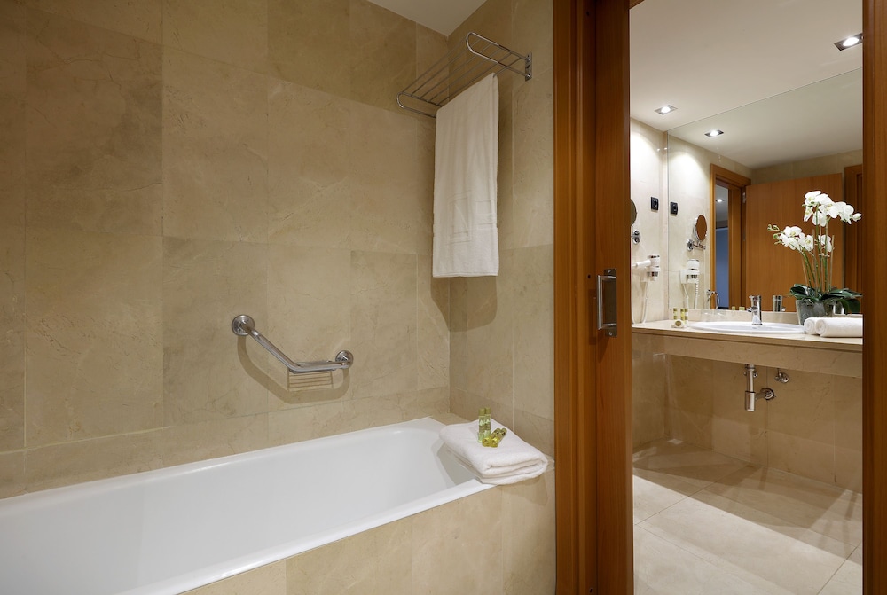 Habitación Triple del hotel Exe Rey Don Jaime. Foto 1