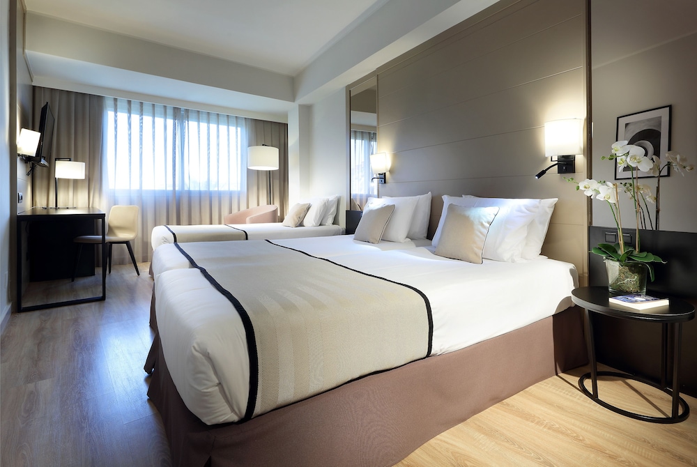 Habitación Triple del hotel Exe Rey Don Jaime. Foto 3