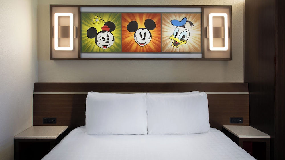 Preferred Room. Wheelchair accessible with tub and option for hearing accessibility. 1 queen bed an del hotel Disney's All-star Music Resort