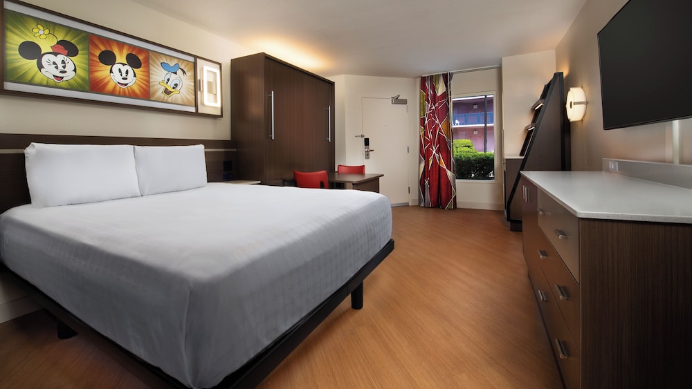 Preferred Room. Wheelchair accessible with tub and option for hearing accessibility. 1 queen bed an del hotel Disney's All-star Music Resort. Foto 1