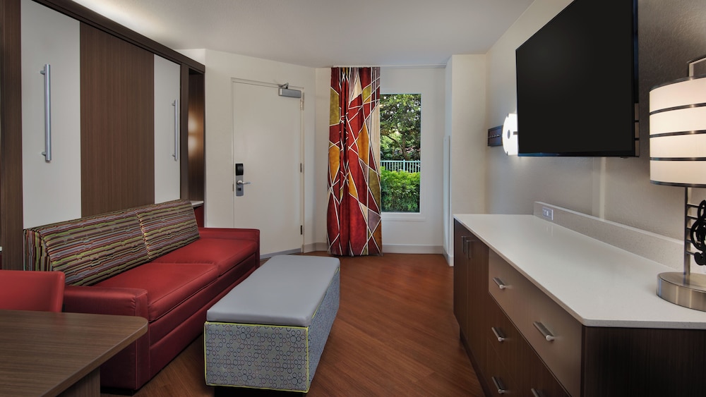 Family Suite. Florida special accessible room and option for hearing accessibility. 1 queen bed, 2 del hotel Disney's All-star Music Resort