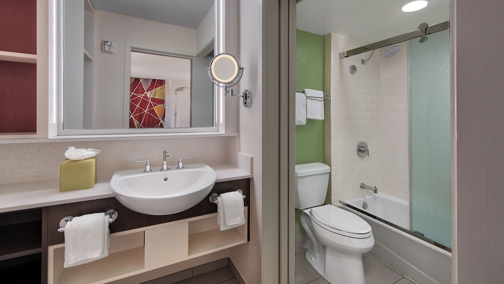Family Suite. Hearing accessible - visual alarms and notifications. 1 queen bed, 2 queen pull down del hotel Disney's All-star Music Resort. Foto 4