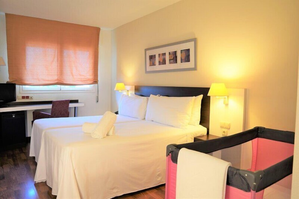Habitación L del hotel Port Feria Valencia. Foto 1