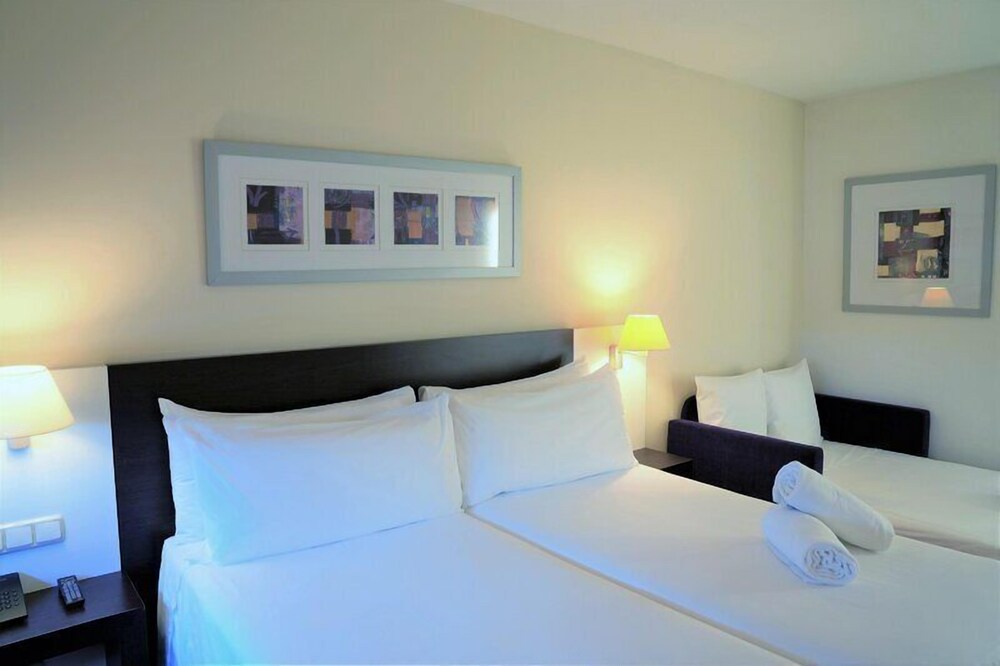 Habitación L del hotel Port Feria Valencia. Foto 2