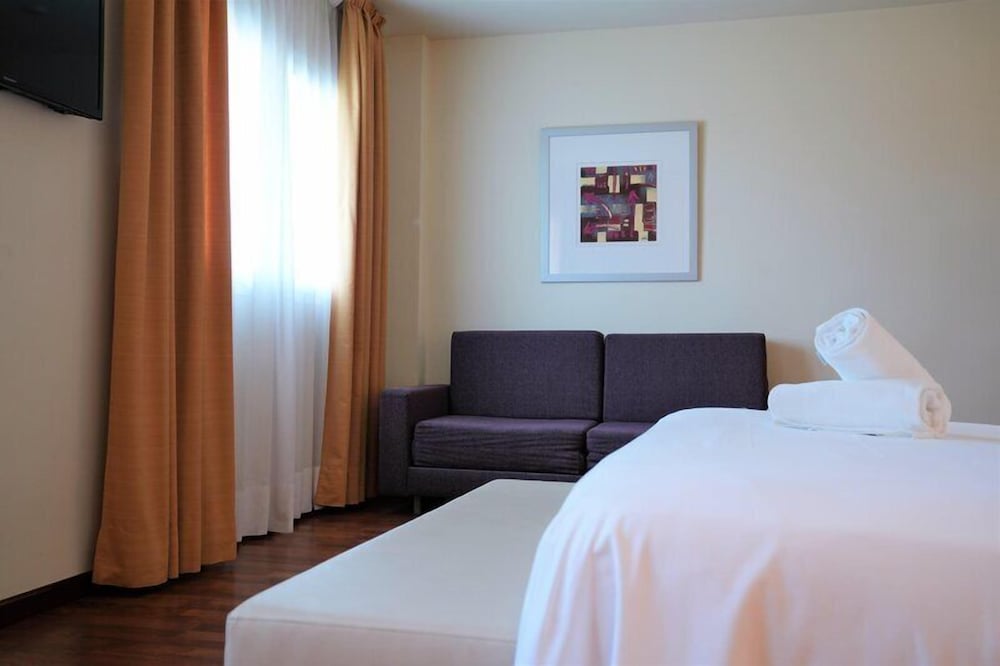 Habitación M del hotel Port Feria Valencia. Foto 1