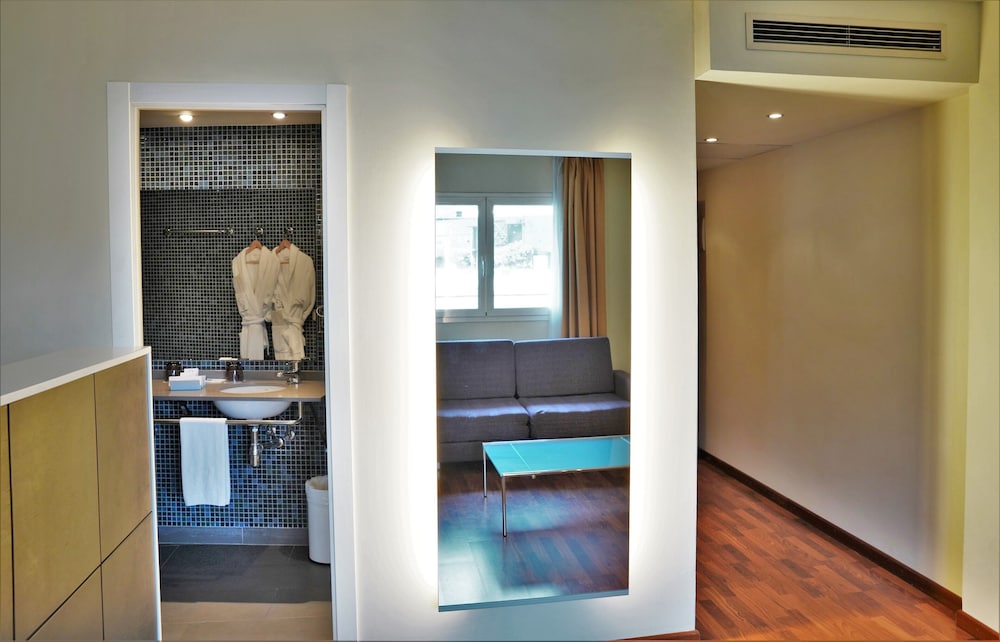 Habitación Junior Suite del hotel Port Feria Valencia. Foto 8